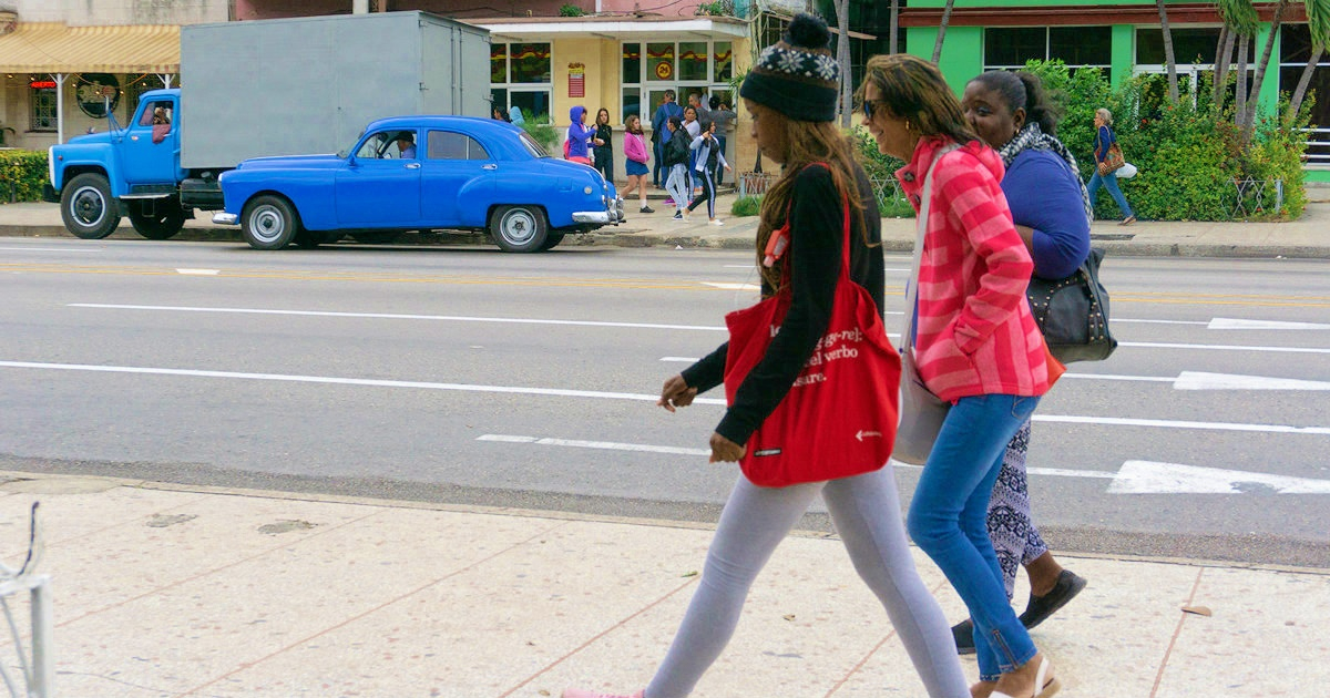 Personas caminando muy abrigadas por la calle L, en El Vedado (Imagen de referencia) © Cibercuba