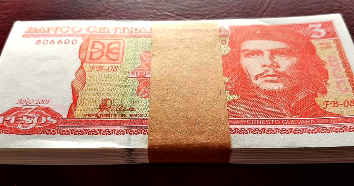 Fajo de billetes de tres pesos cubanos © Facebook / Antiguedades Chespirito