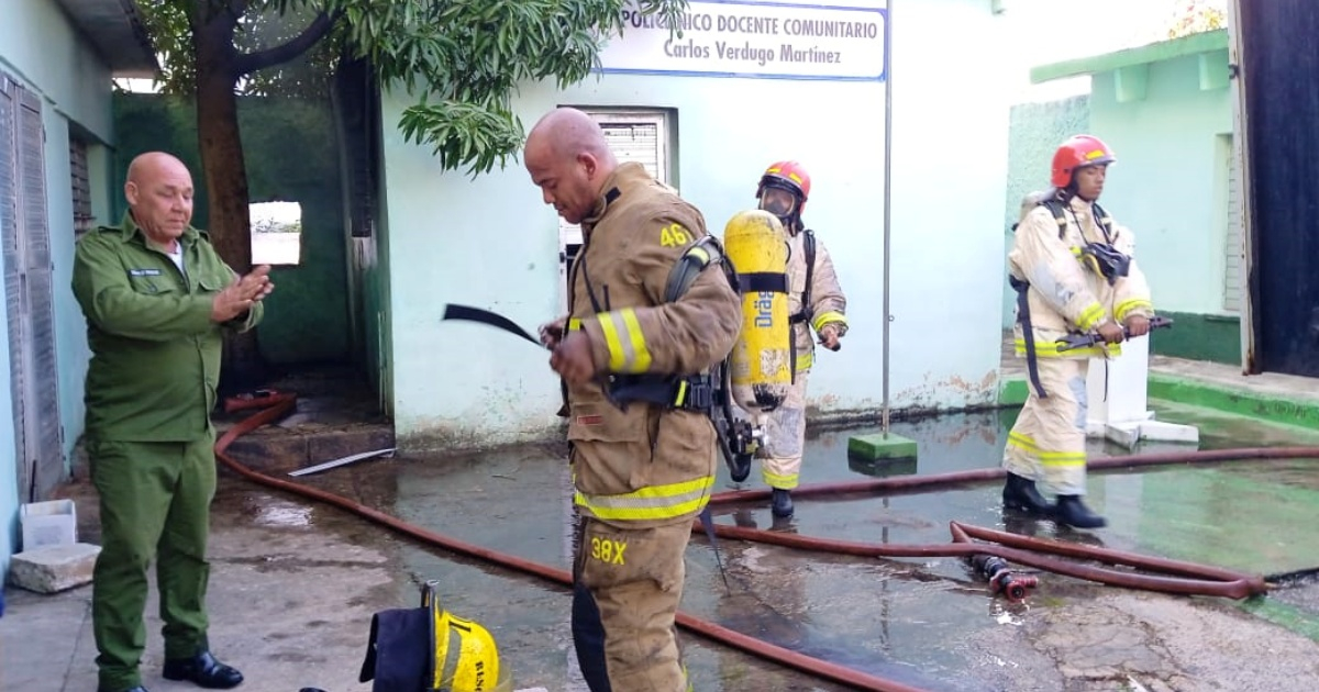 Bomberos mientras se preparaban para sofocar el incendio © Facebook/Periódico Girón