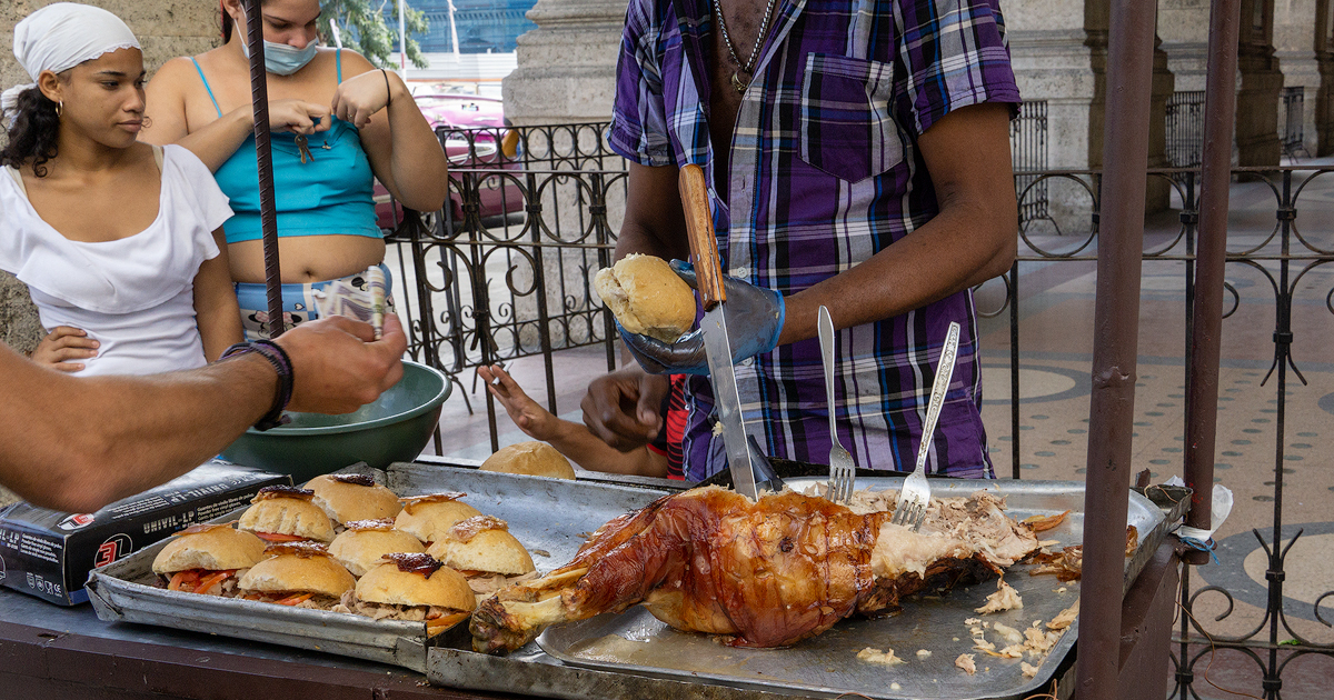 Venta de pan con lechón en La Habana © CiberCuba