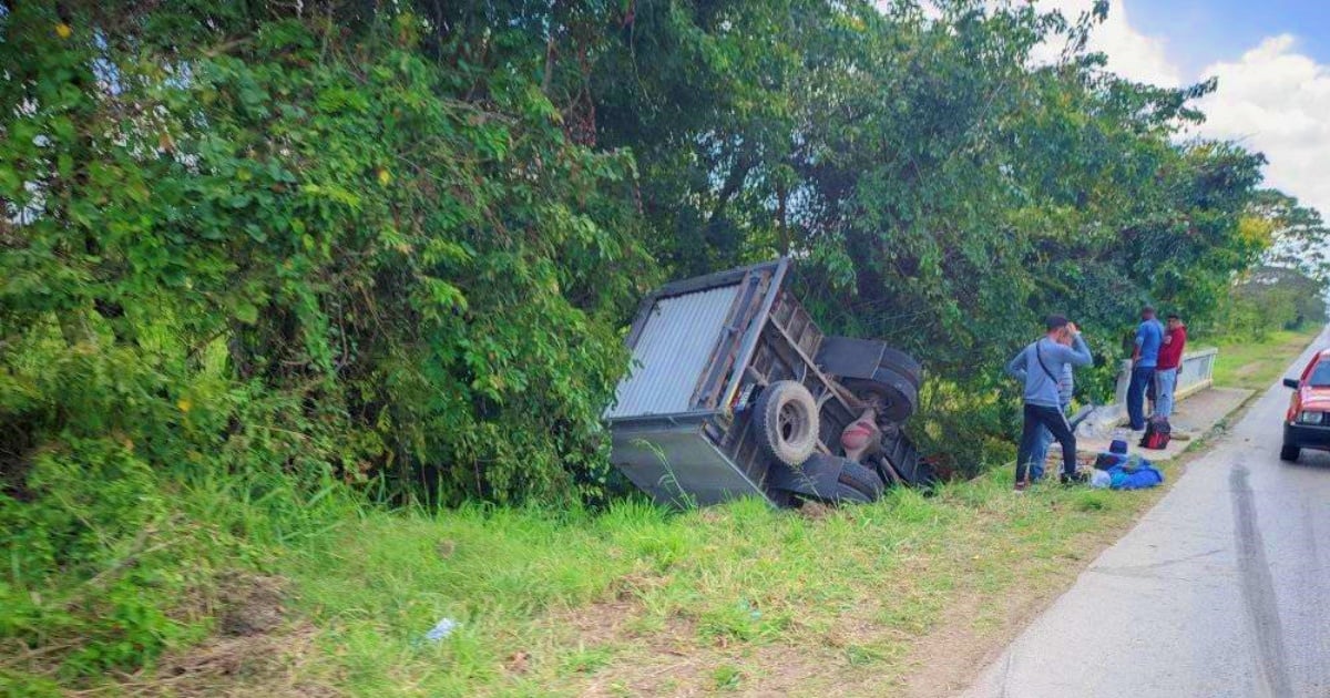 El camión se salió de la carretera y cayó por un barranco © Facebook/Accidentes Automovilísticos en Cuba