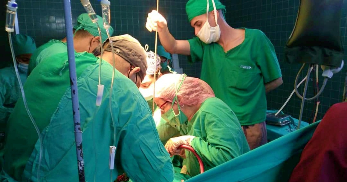 Momento en que el menor fue operado en Camagüey © Facebook/Pediatrico Camaguey Eduardo Agramonte Piña