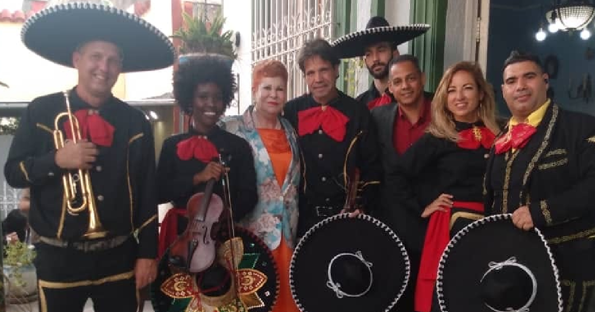 María Victoria Gil con mariachis en Cuba © Facebook/Wilfredo Cancio Isla