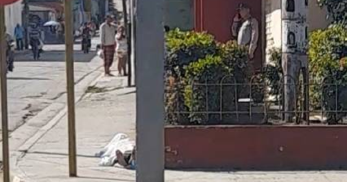 Cadáver del mendigo sobre una acera © Facebook/Yanet Rodríguez