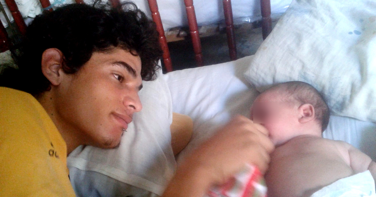 Eric Luis Acea Quevedo y su niña pequeña © Facebook / Eric Luis Acea Quevedo
