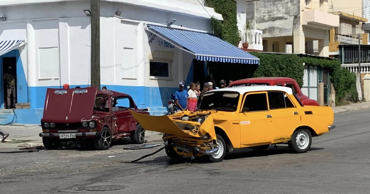 Lada y Moskvitch colisionan en La Habana © Facebook / ACCIDENTES BUSES & CAMIONES por más experiencia y menos víctimas! / Omar González Pérez