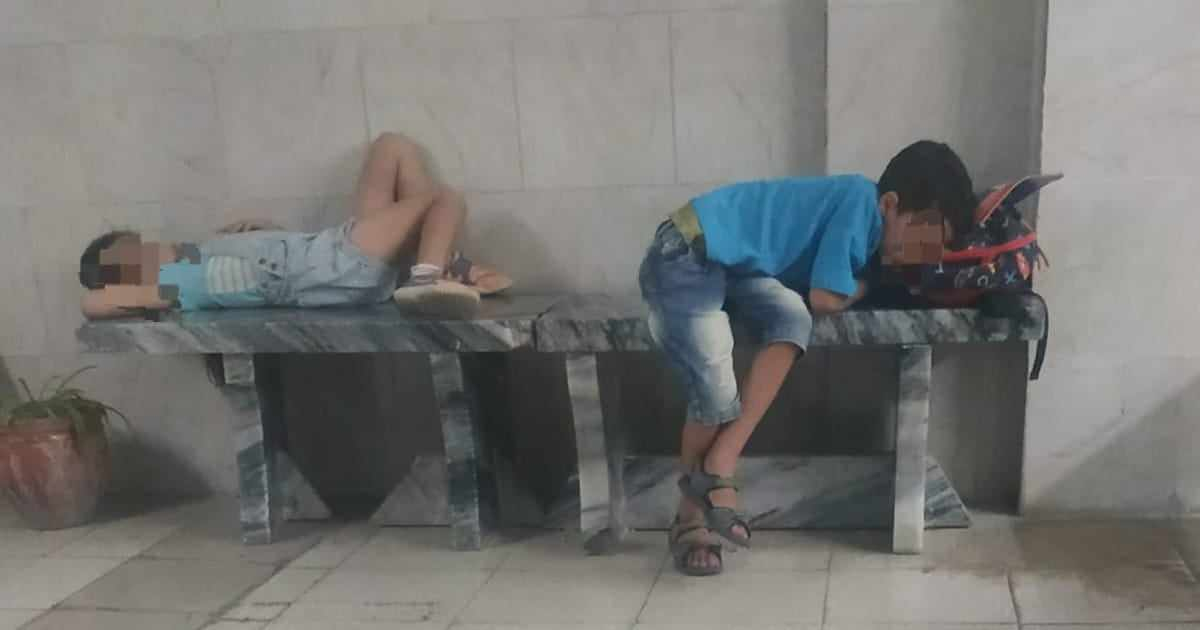 Niños durmiendo en bancos de la estación de policía © Facebook / Madres cubanas por un mundo mejor / Gina Carrasco
