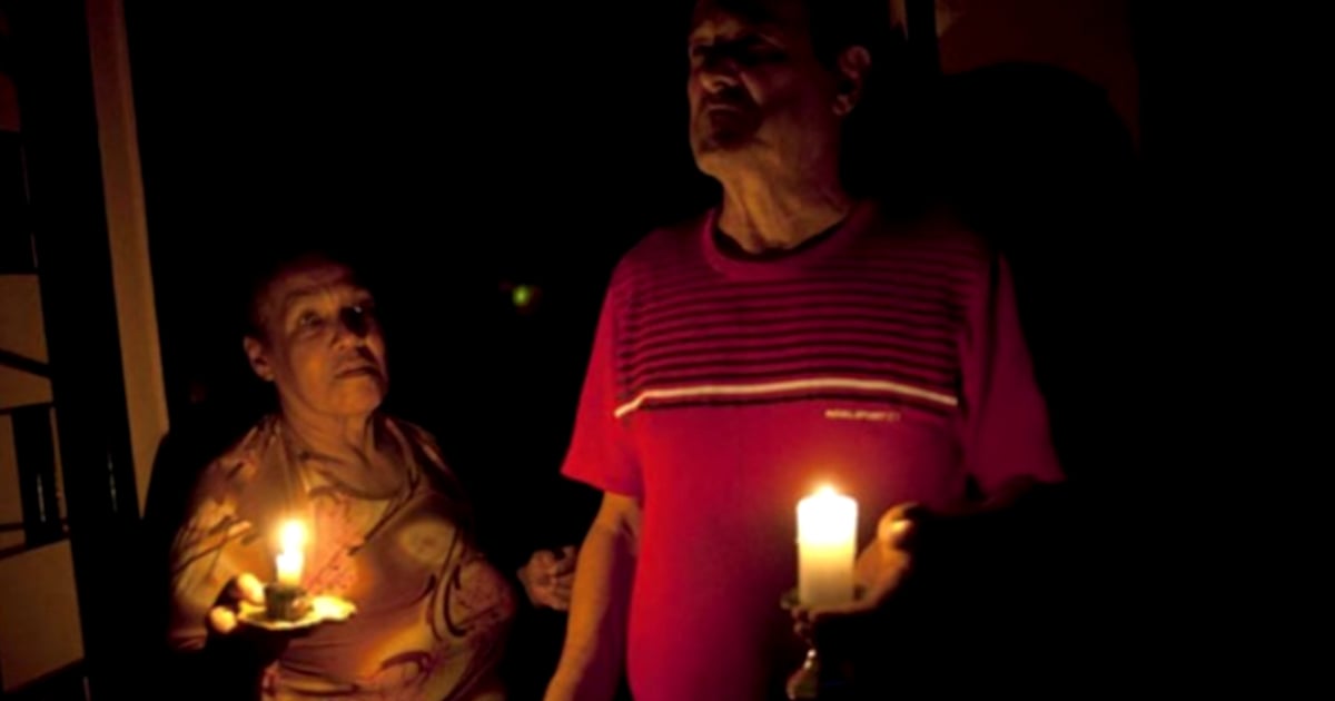 Cubanos en medio de un apagón (imagen de archivo) © Twitter / Nuestro País