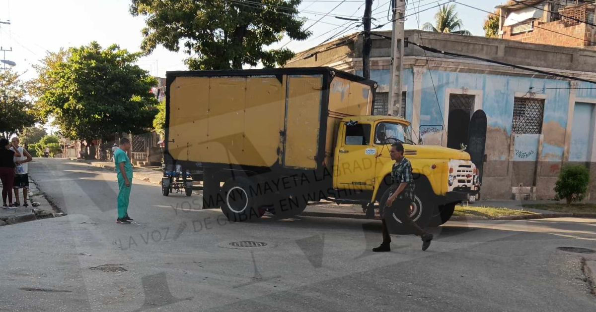 Camión de productos lácteos abastece bodegas en Santiago de Cuba © Facebook / Yosmany Mayeta Labrada