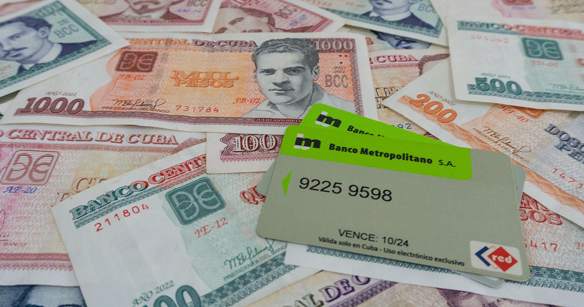 Tarjetas y pesos cubanos © CiberCuba