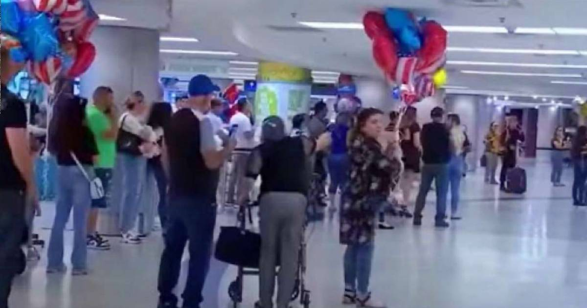 Cubanos esperan familiares en el Aeropuerto de Miami © CiberCuba