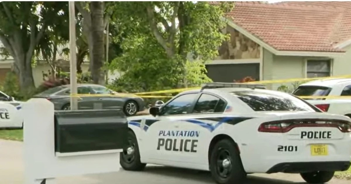 Patrullas de la policía afuera de la vivienda © Captura de video de YouTube de CBS Miami