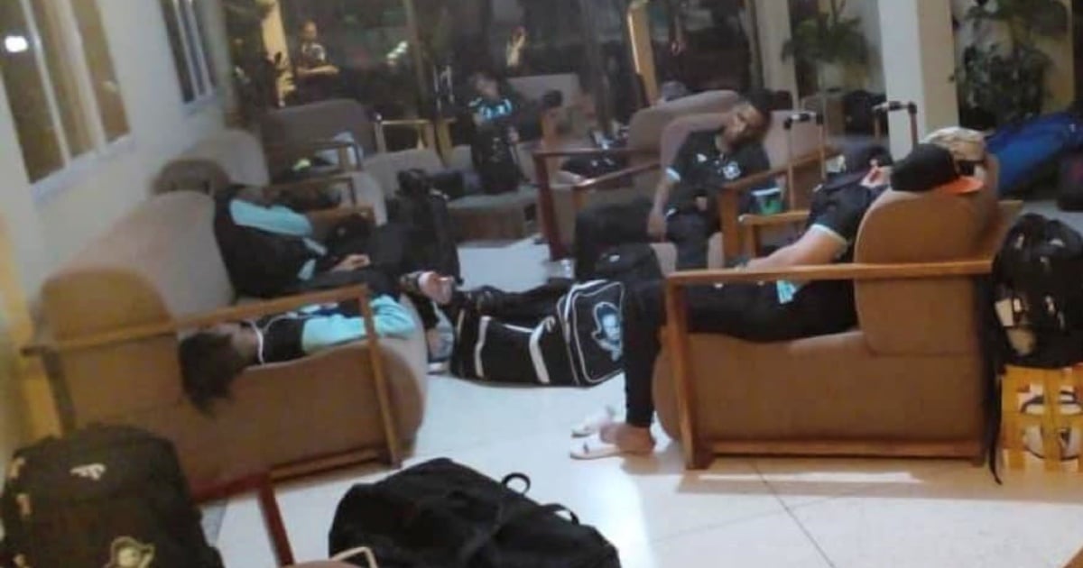 Peloteros durmiendo en el lobby de un hotel © Facebook/Reynier Batista