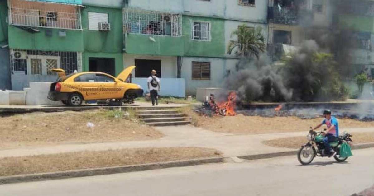 Moto de gasolina mientras era consumida por las llamas © Facebook/Accidentes Buses & Camiones