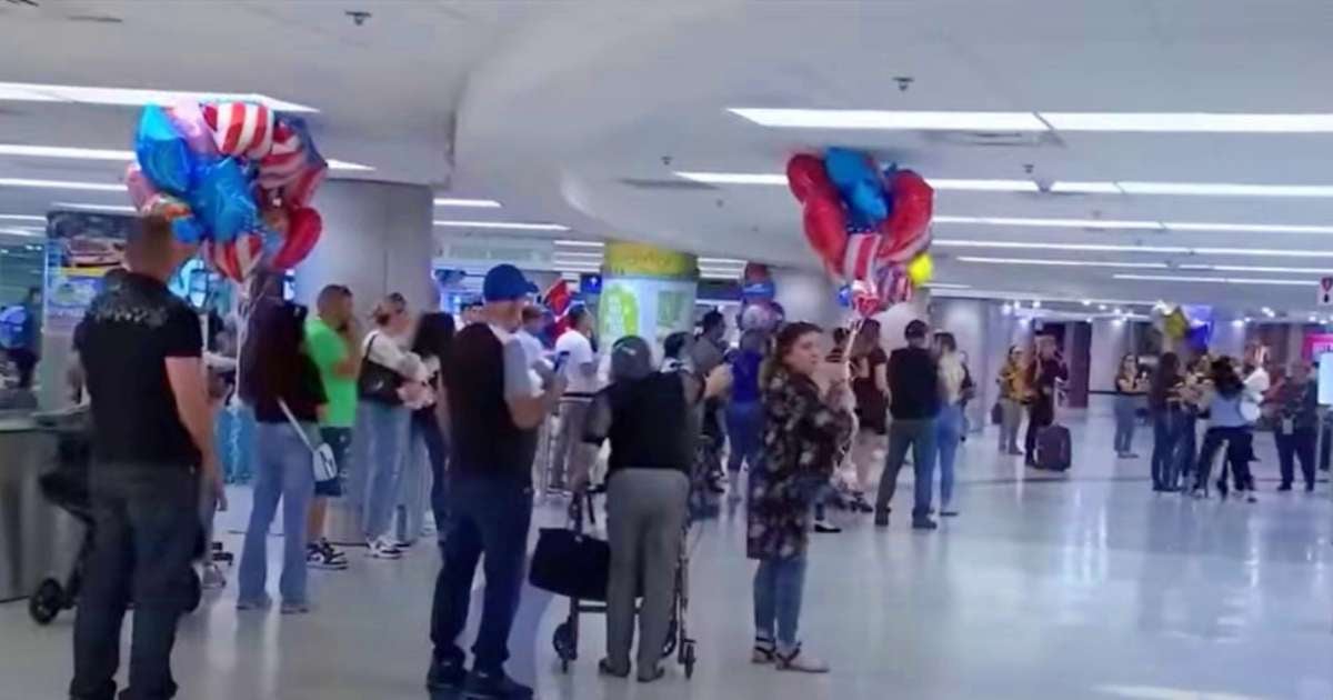 Familias en el Aeropuerto de Miami (Imagen de referencia) © YouTube Telemundo51