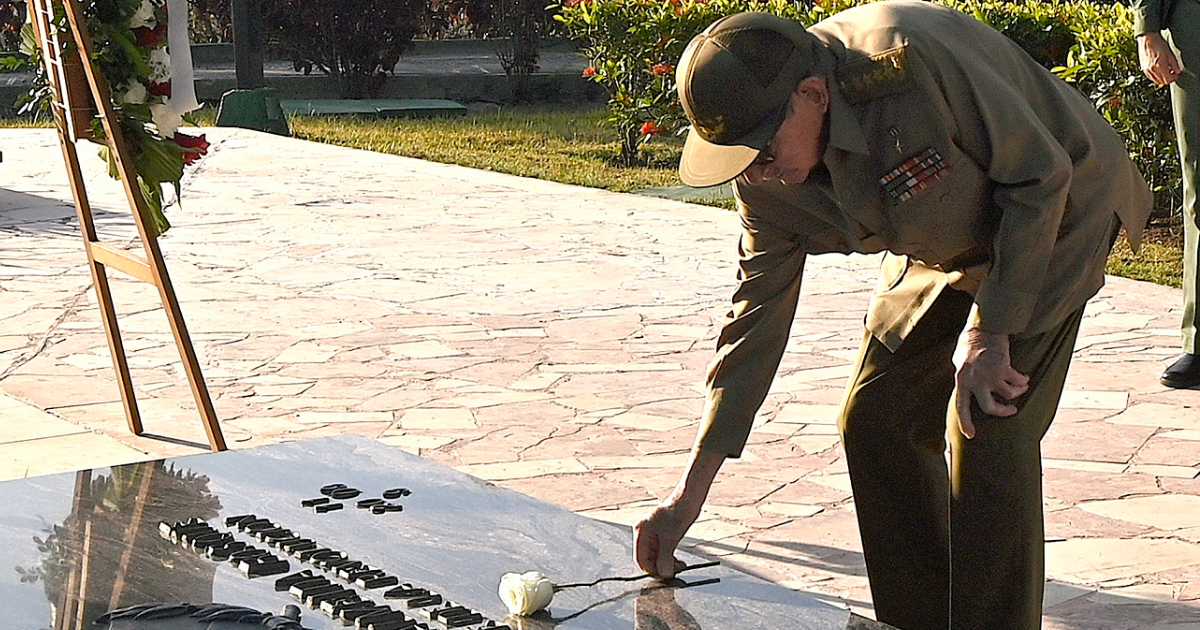 Raúl Castro en la inhumación de combatientes del Tercer Frente Oriental © X / Presidencia Cuba