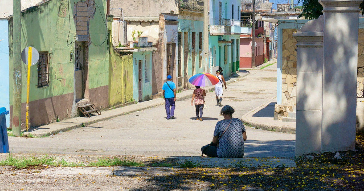 Personas caminando en Cuba en un día soleado (Imagen de referencia) © CiberCuba 