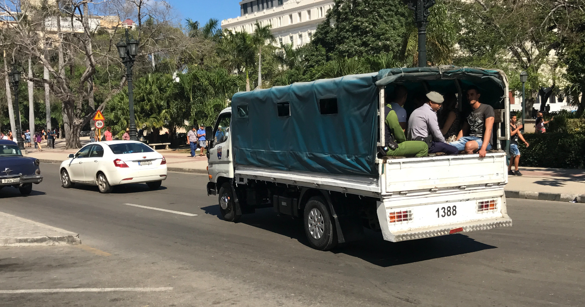 Camión de la policía en calle de La Habana © Imagen de Archivo, CiberCuba