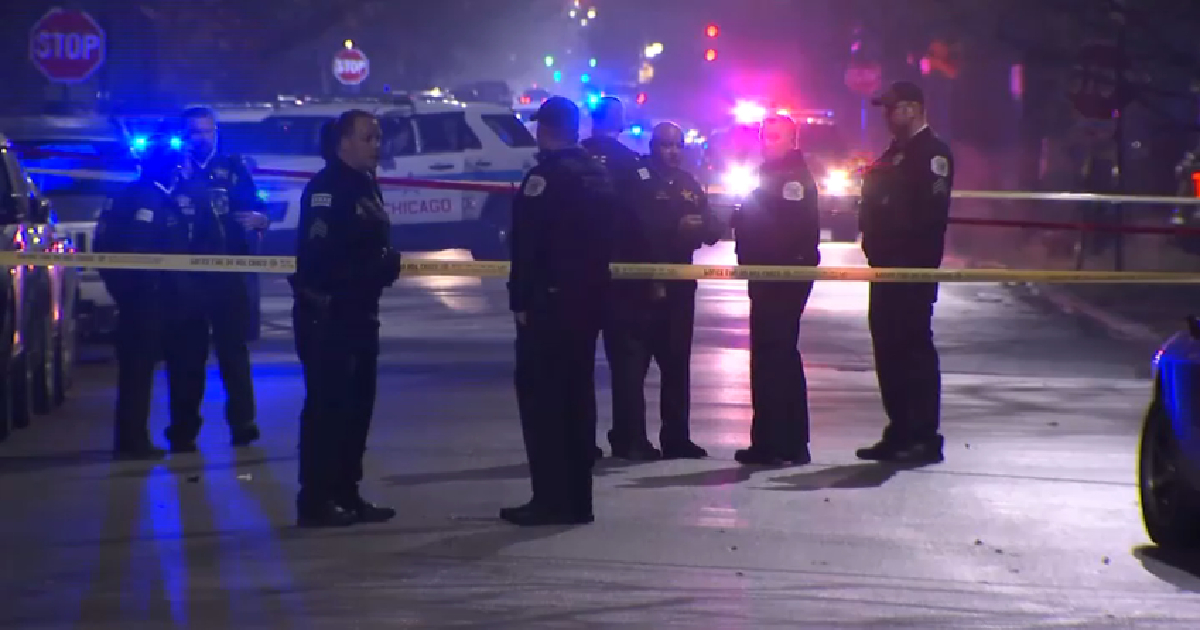 Policía en escena del tiroteo en el vecindario Back of the Yards, en el sur de Chicago © Captura de video/Telemundo Chicago