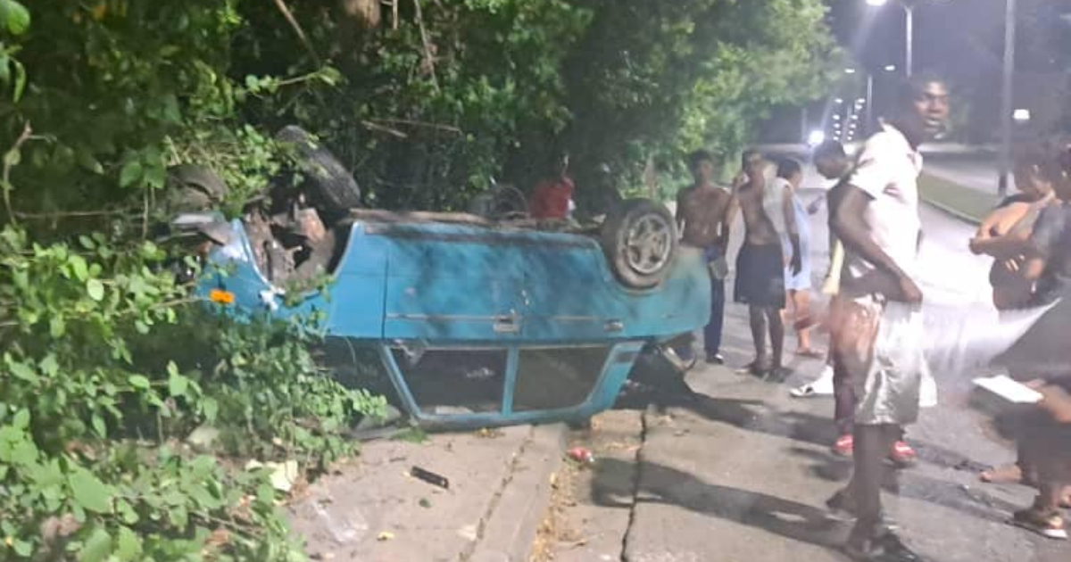 Auto volcado en el lugar del accidente © ACCIDENTES BUSES & CAMIONES por más experiencia y menos víctimas! / Facebook / Ulises Martínez