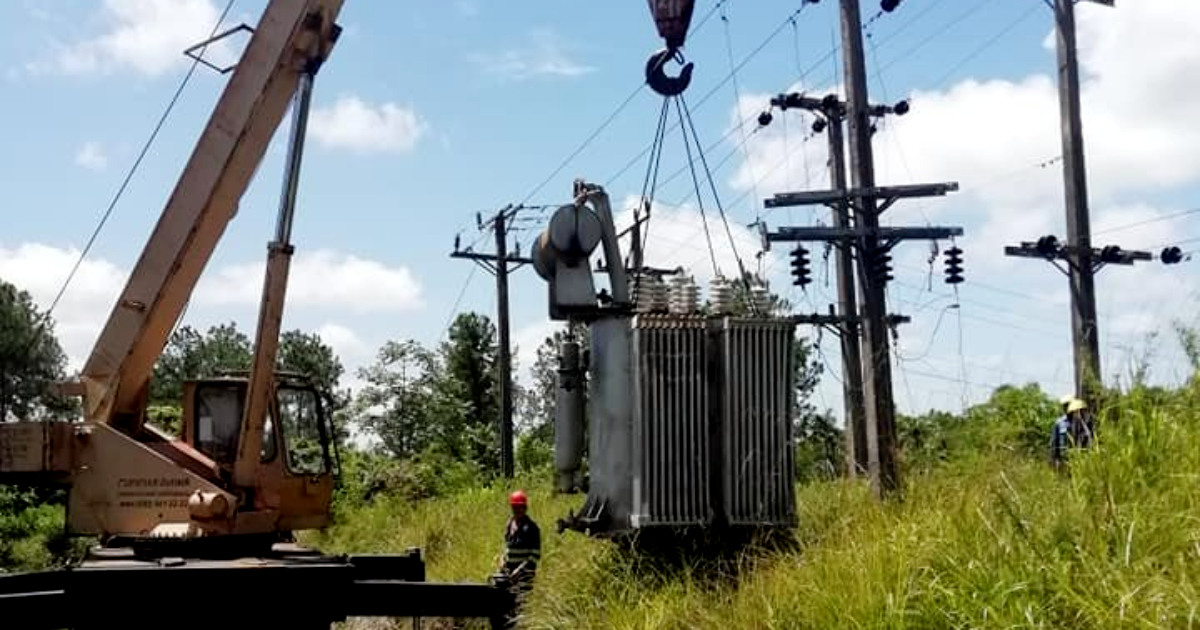 Cambio de transformador en la Subestación de la localidad de La Ceniza (imagen de referencia) © Facebook / Empresa Eléctrica Villa Clara