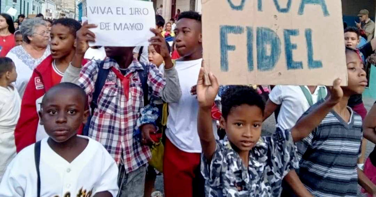 Niños camgüeyanos "saludan" el Primero de Mayo © Facebook / Periódico Juventud Rebelde