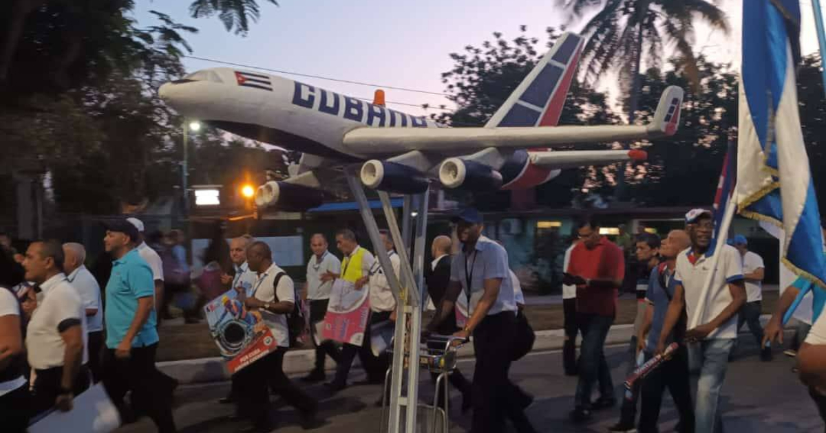 Trabajadores de cubana en desfile de Primero de Mayo © Facebook / Cubana de Aviación