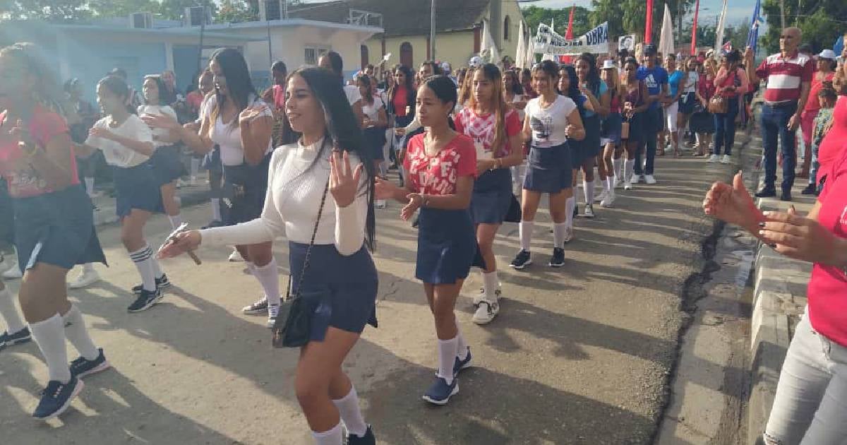 Sector de la Ciencia y la Educación en el desfile del Primero de Mayo en Santiago de Cuba © X/@MayitaCuadro