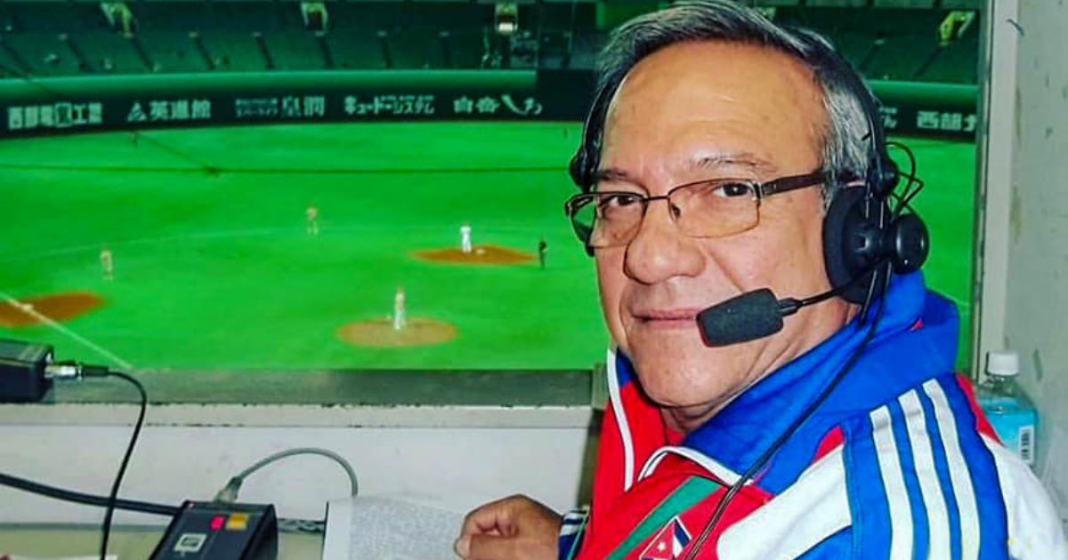 Modesto Agüero narrando un juego del equipo Cuba de béisbol para la televisión cubana © Facebook / Modesto Agüero Yabor 