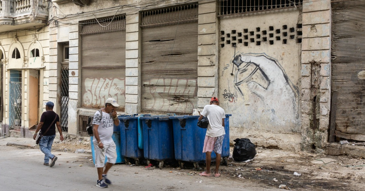 CiberCuba © Tanques de basura en Amistad y San Miguel, en Centro Habana.