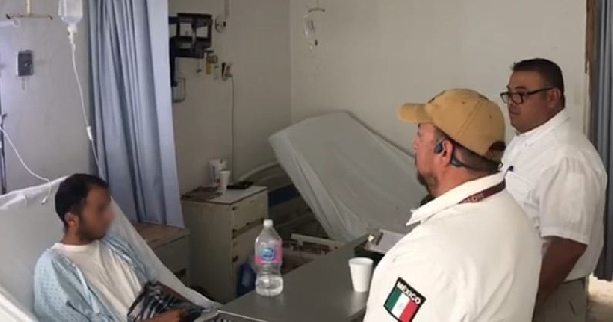Uno de los cubanos que permanece hospitalizado tras el naufragio se entrevista con funcionarios de Migración © INM