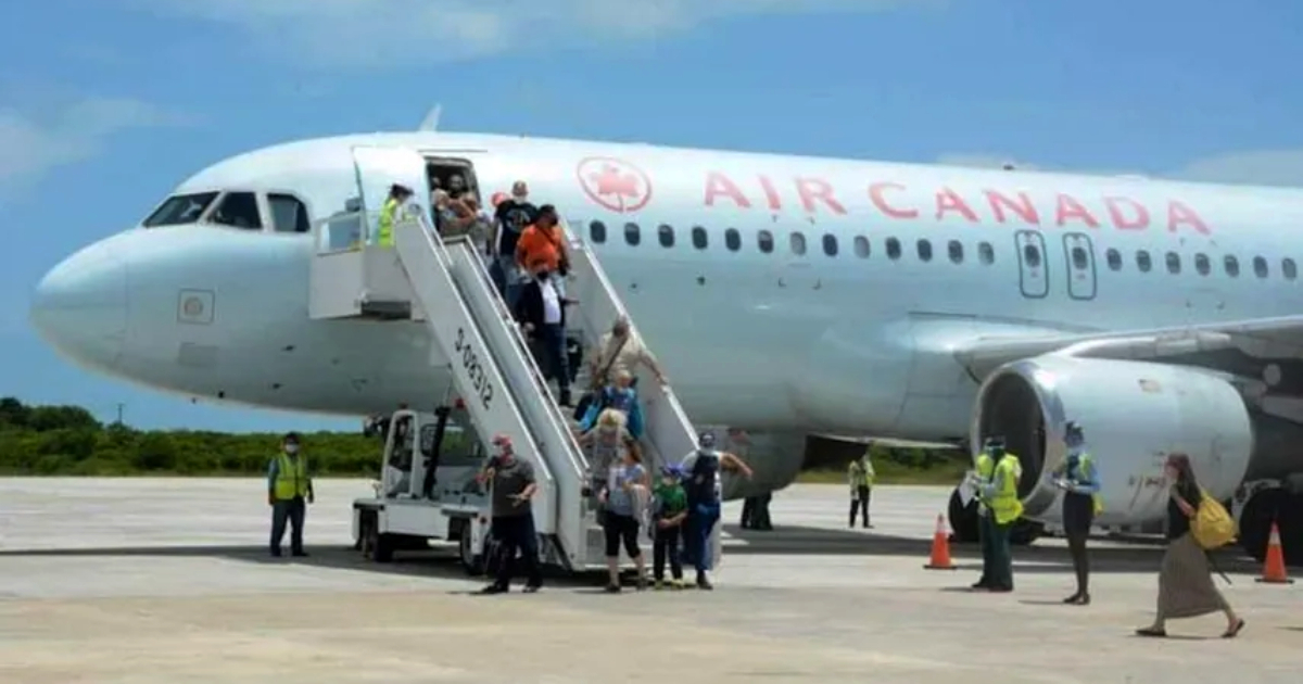 Canadienses arriban al aeropuerto internacional Jardines del Rey (imagen de archivo) © ACN / Osvaldo Gutiérrez Gómez