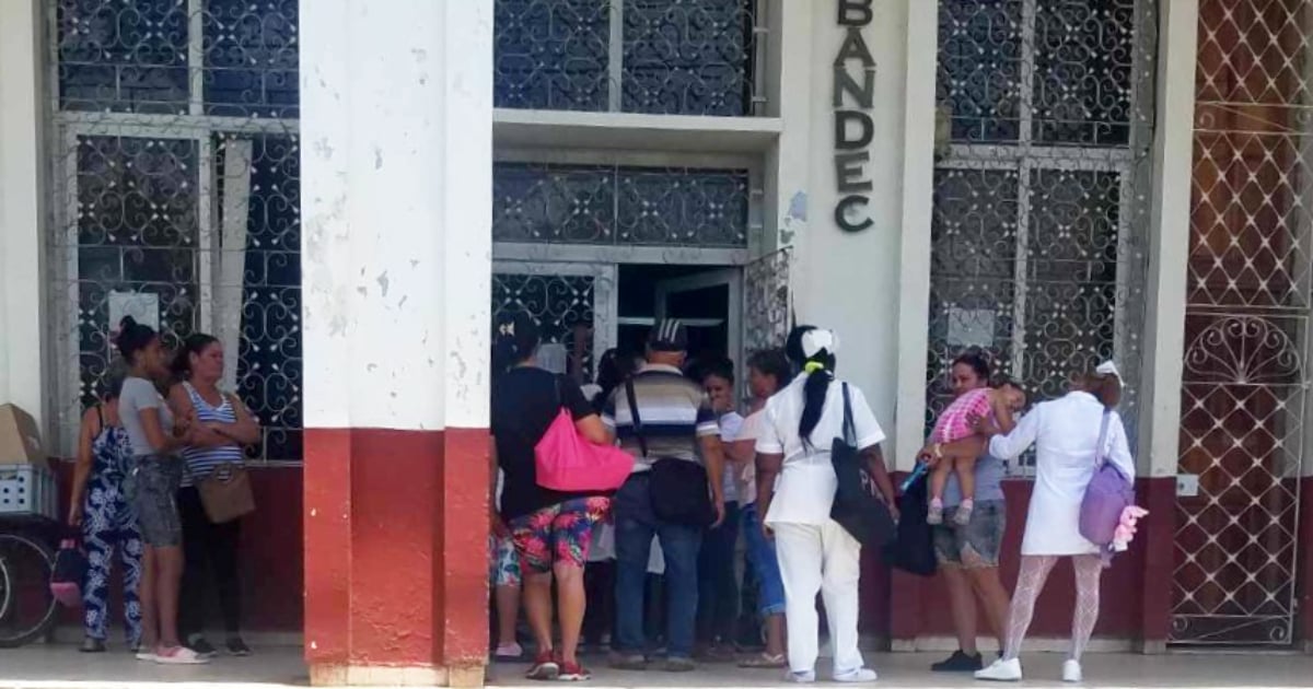 Colas frente a entidad bancaria del municipio Cruces, en Cienfuegos © Facebook / Molinos