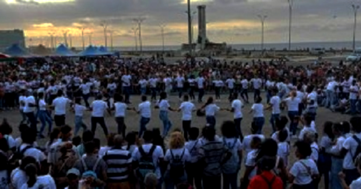 Cubanos bailan en el Malecón habanero para romper récord de rueda de casino (imagen de referencia) © lahabana.gob.cu