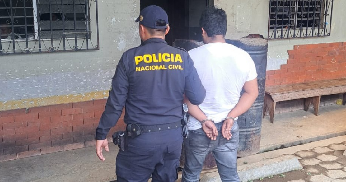Inmigrante cubano detenido por la policía de Guatemala © Facebook/PNCdeGuatemala