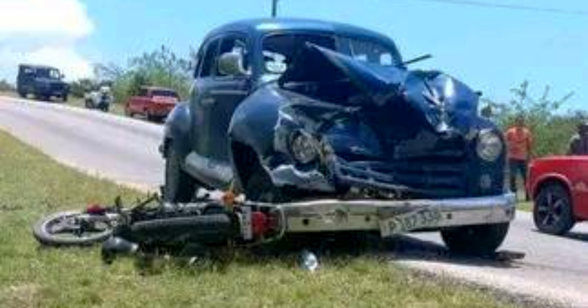 Vintage Car and Motorcycle Collision in Guantánamo Results in One Fatality and One Injury