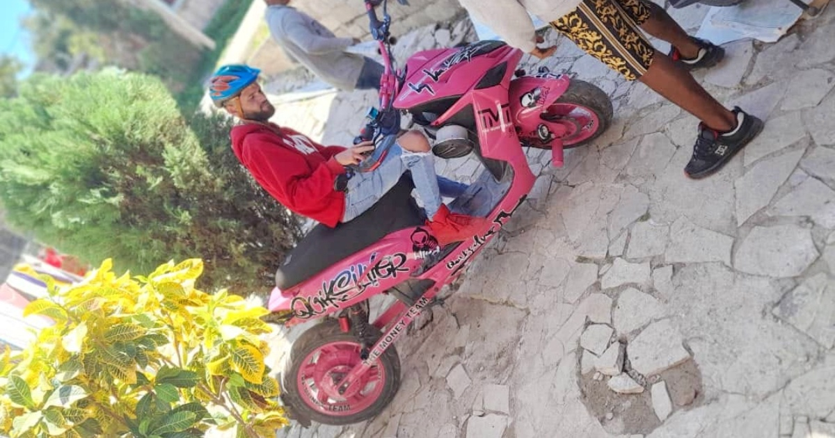 Hombres armados asaltan a joven cubano en Holguín para robarle su moto