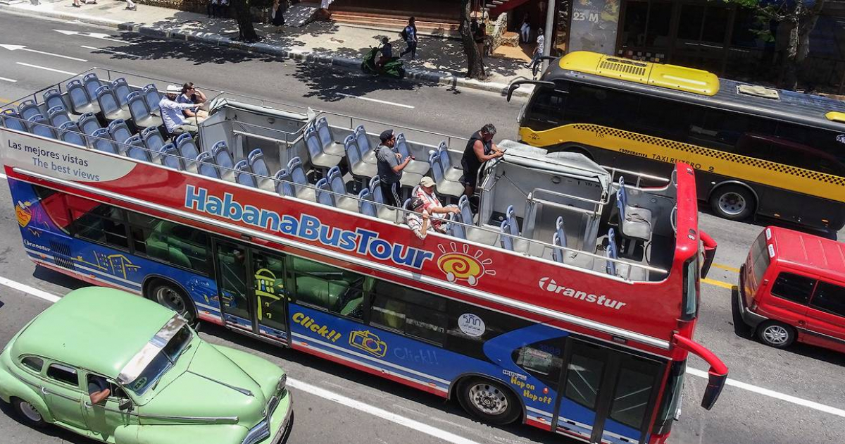 Bus de turismo vacío en Cuba © CiberCuba