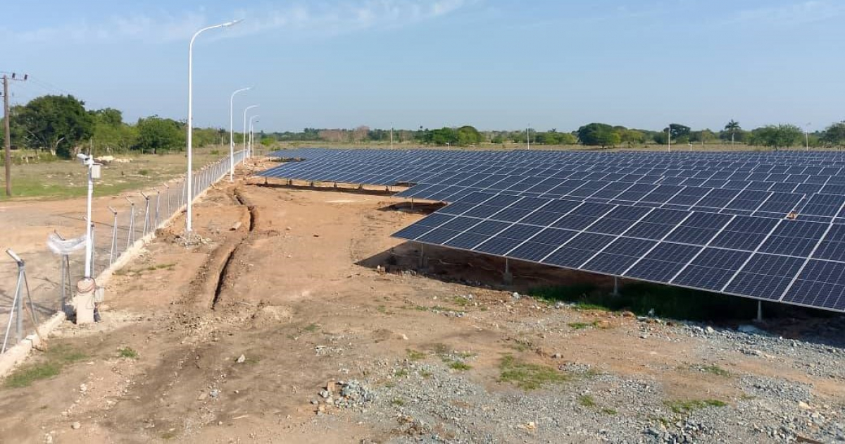 Parque fotovoltaico en Villa Clara donado por China © Unión Eléctrica UNE / Facebook