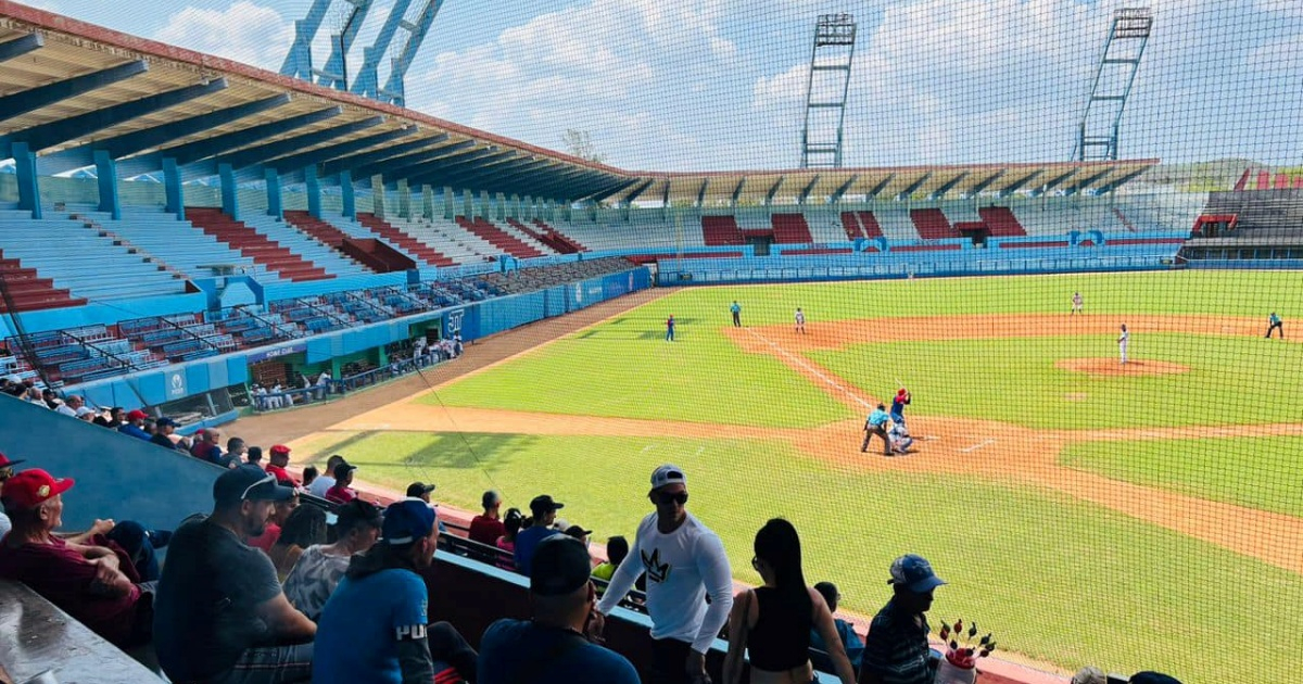 Holguín Baseball Stadium Closes Section Due to Lighting Structure Collapse Risk