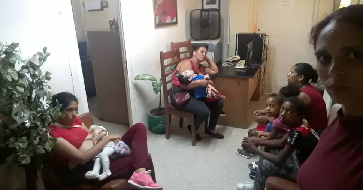 Four Cuban Mothers Stage Protest at Pinar del Río Government Headquarters
