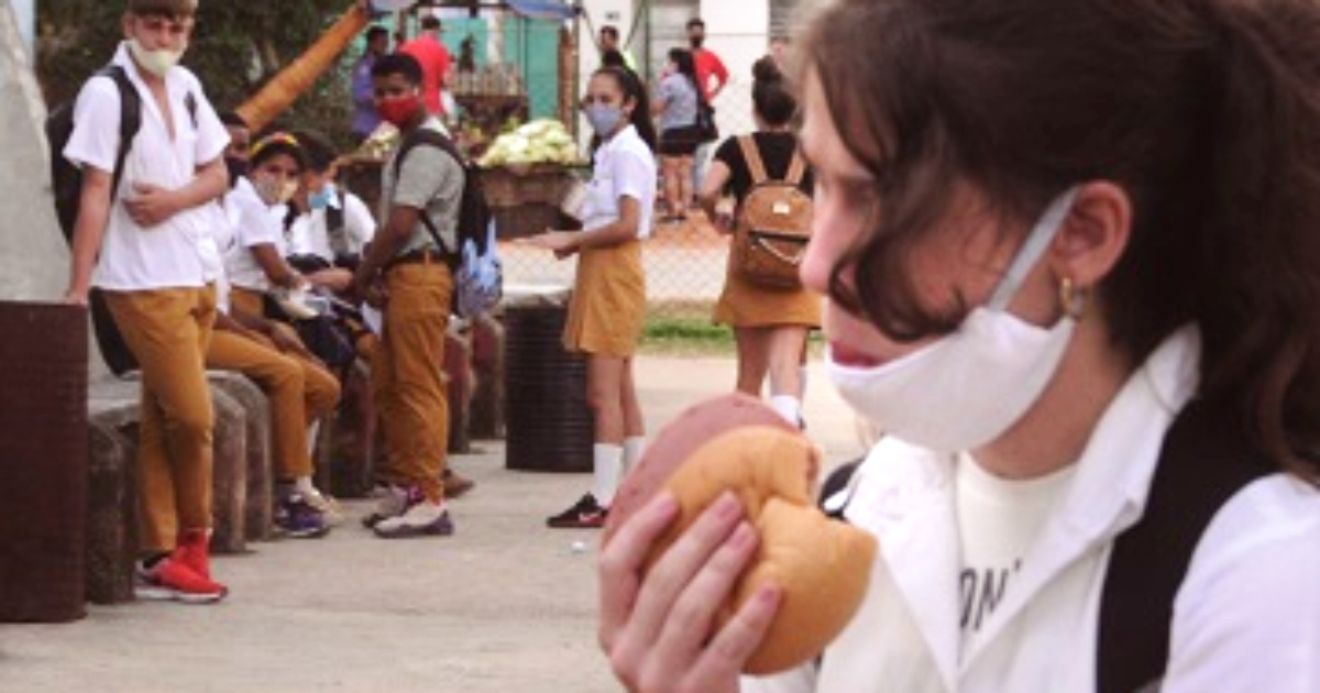 Students in Santiago de Cuba Forced to Bite into Bread to Prevent Reselling
