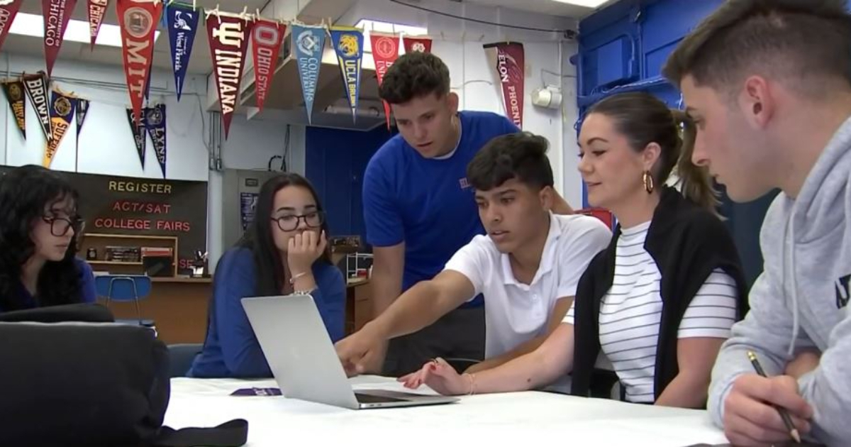High School Cuban Students in Hialeah Secure Scholarships to Miami's Honors College