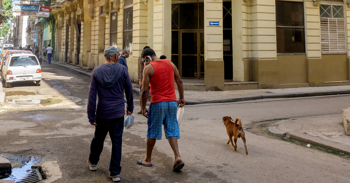 Cubanos caminan por calle de La Habana (imagen de referencia) © CiberCuba