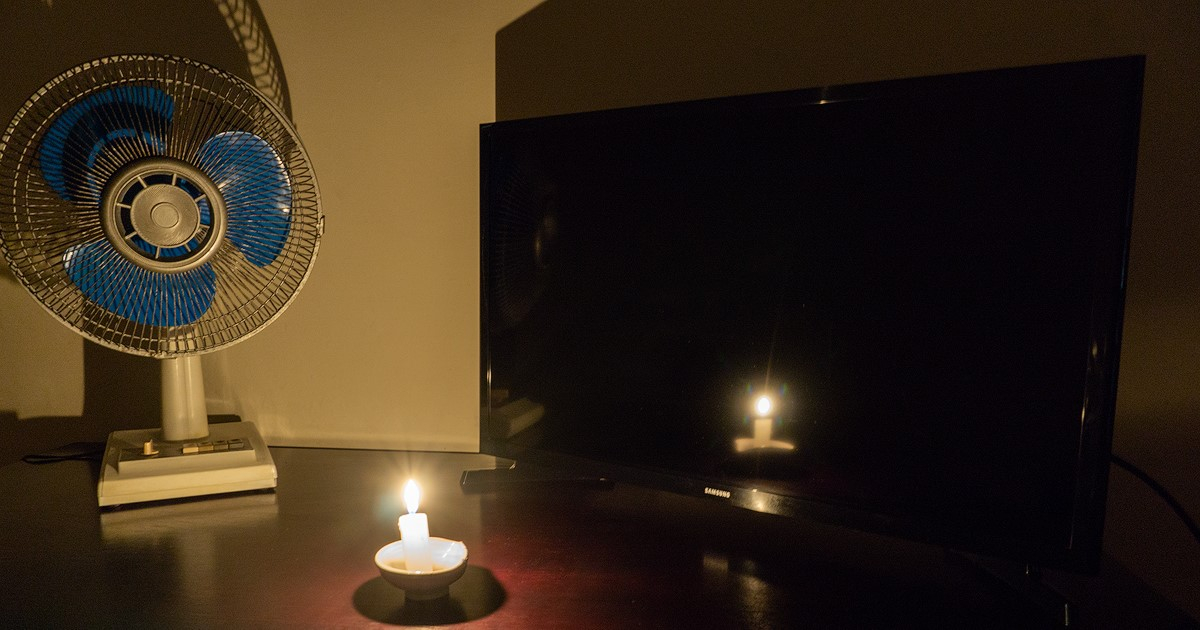 Ventilador y vela en casa cubana durante apagón (Imagen de referencia) © CiberCuba