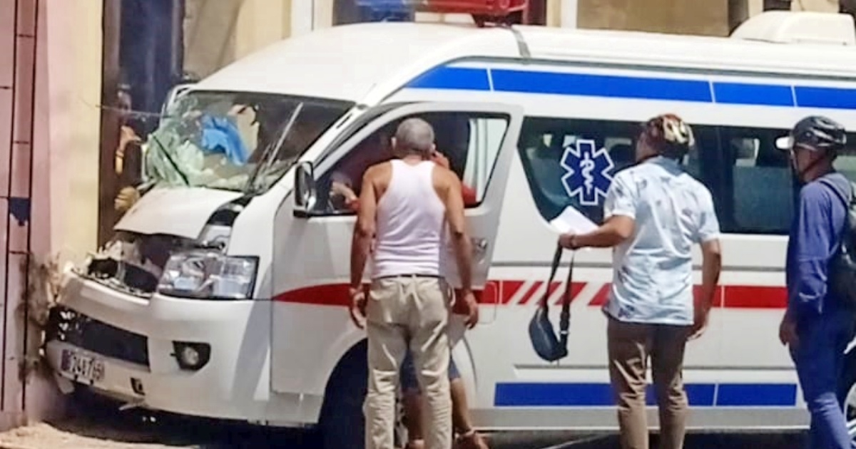 Nurse Injured After Ambulance Crashes into House in Camagüey