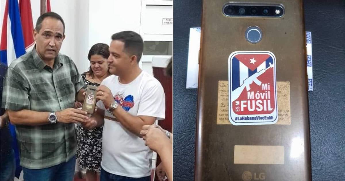 CDR Distributes "My Phone is My Rifle" Stickers to Cyber Fighters in Havana