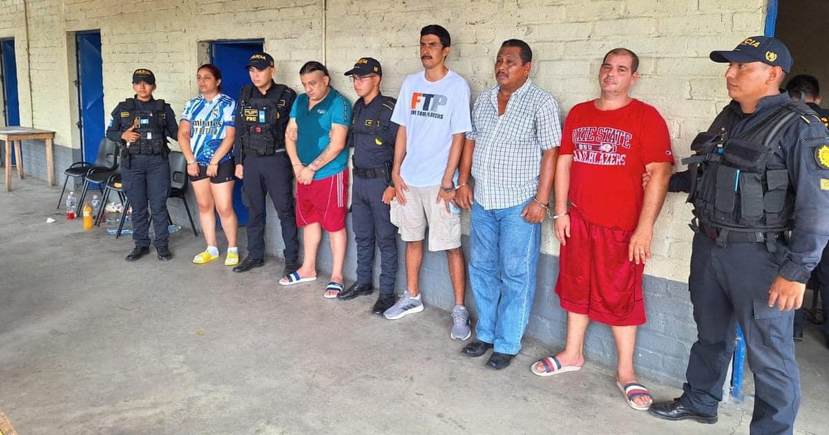 La policía detuvo a cinco personas en Escuintla, con armas de fuego que al parecer utilizarían para ejecutar a una familia © PNC de Guatemala 