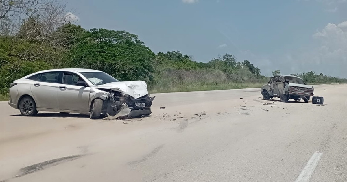 Choque de dos autos en la Autopista Nacional © Facebook/Accidentes Buses & Camiones