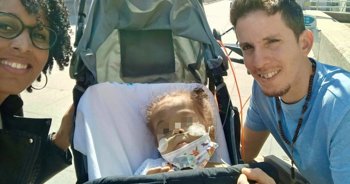 Niña cubana Amanda disfruta su primer paseo fuera del hospital en España